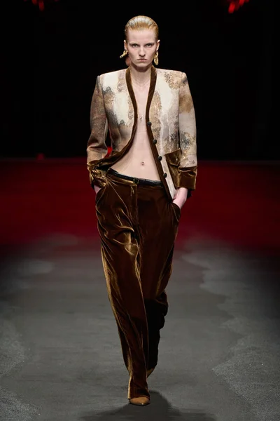Look 19